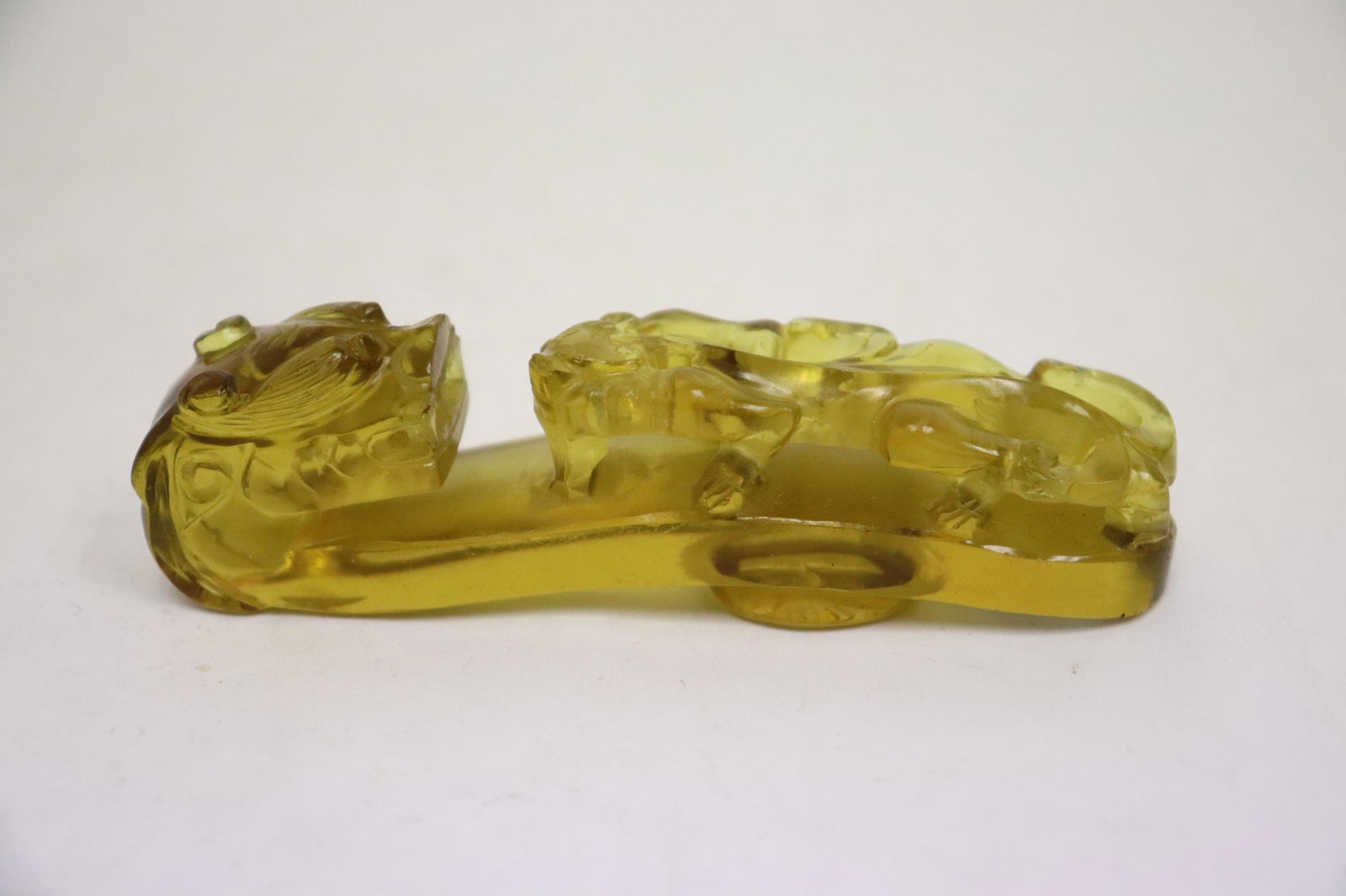 golden yellow Peking glass belt hook, 18th/19th c. (1 of 14)