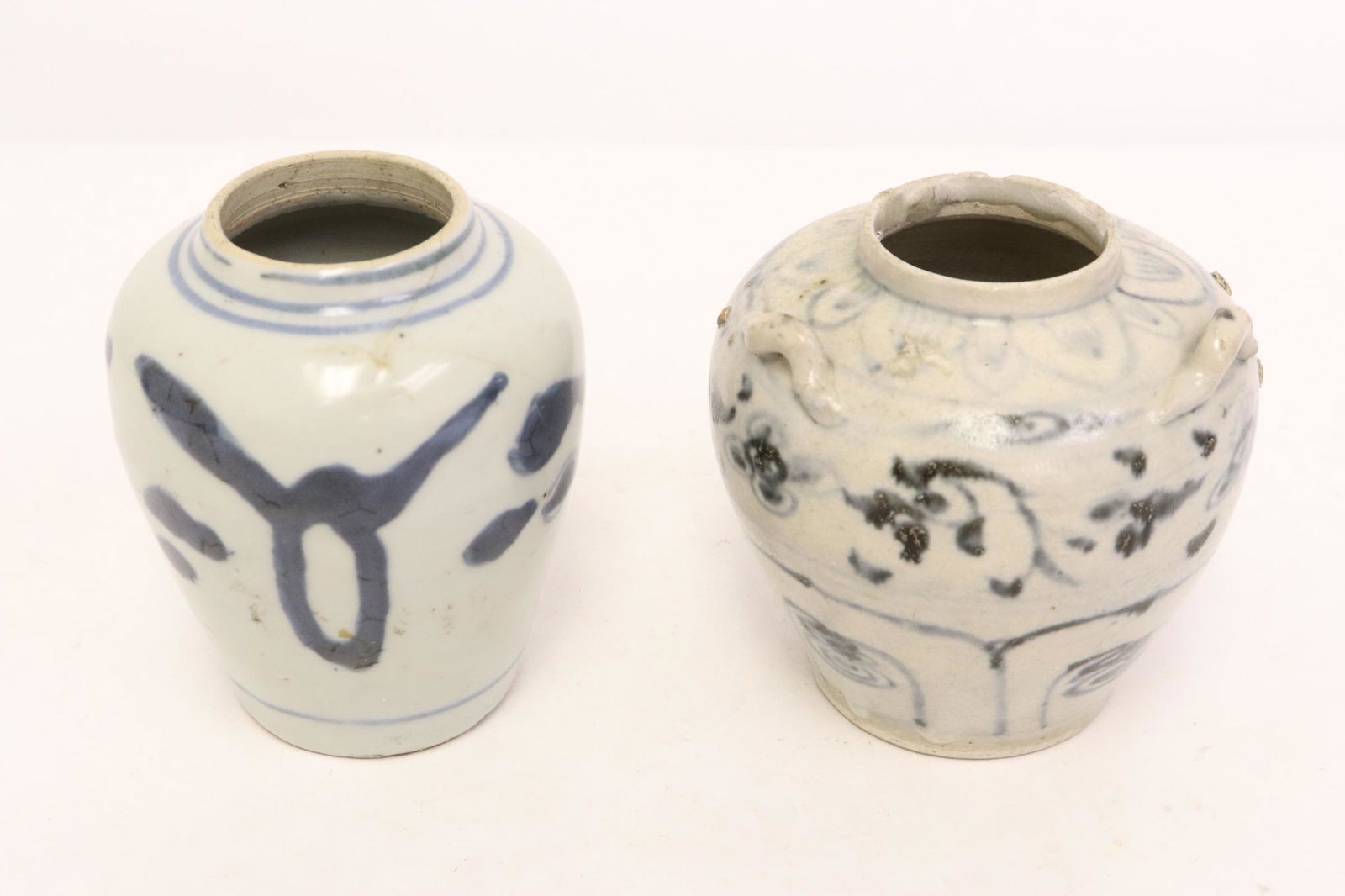 2 Chinese blue and white porcelain water drippers: 2 pieces; Chinese blue and white water dripper (3.5"Hx2.75"dia), and a Chinese Ming handled blue and white water dripper (3.3"Hx3.25"dia), from sunken ship (rim flea bites)