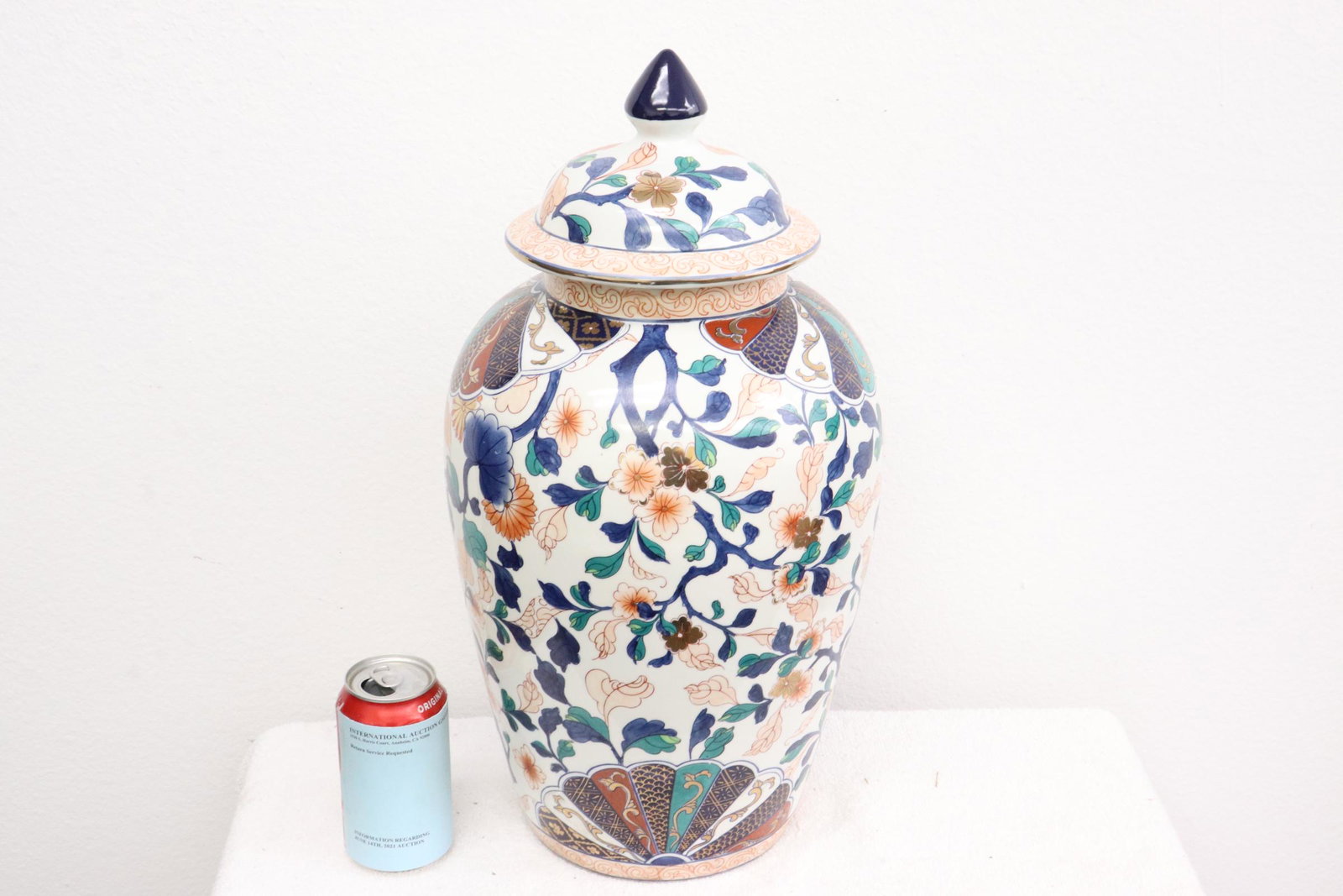 An imari style covered jar: An imari style covered jar, 19.3"Hx9.5"dia