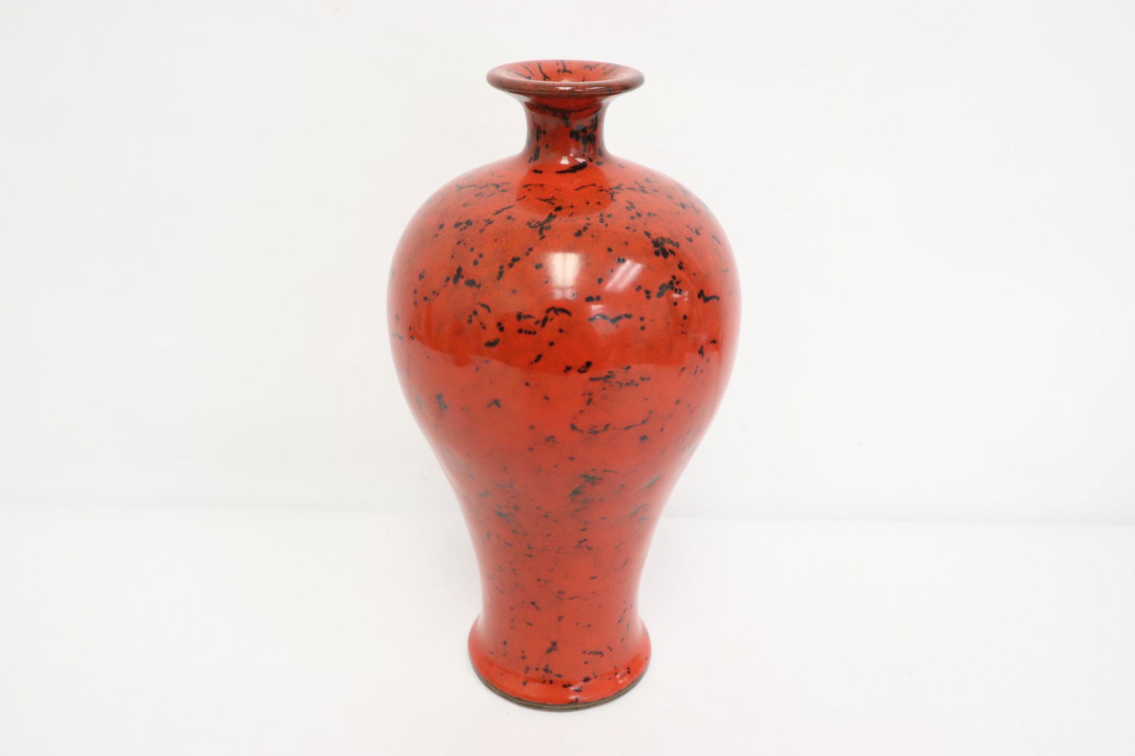 A red glazed porcelain vase (1 of 10)