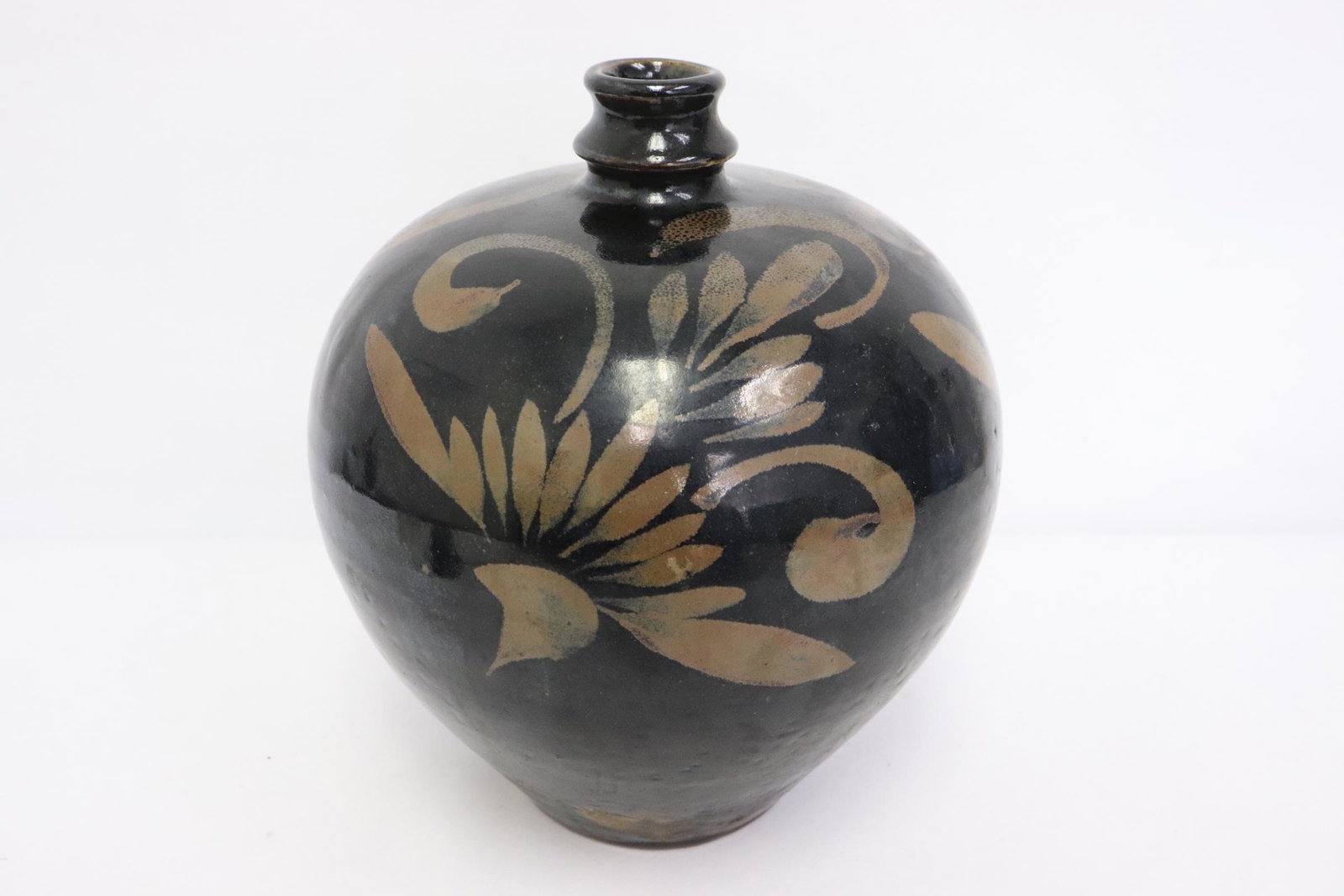 Chinese vintage brown on black jar: Chinese vintage brown on black jar, 8.5"Hx7.5"dia