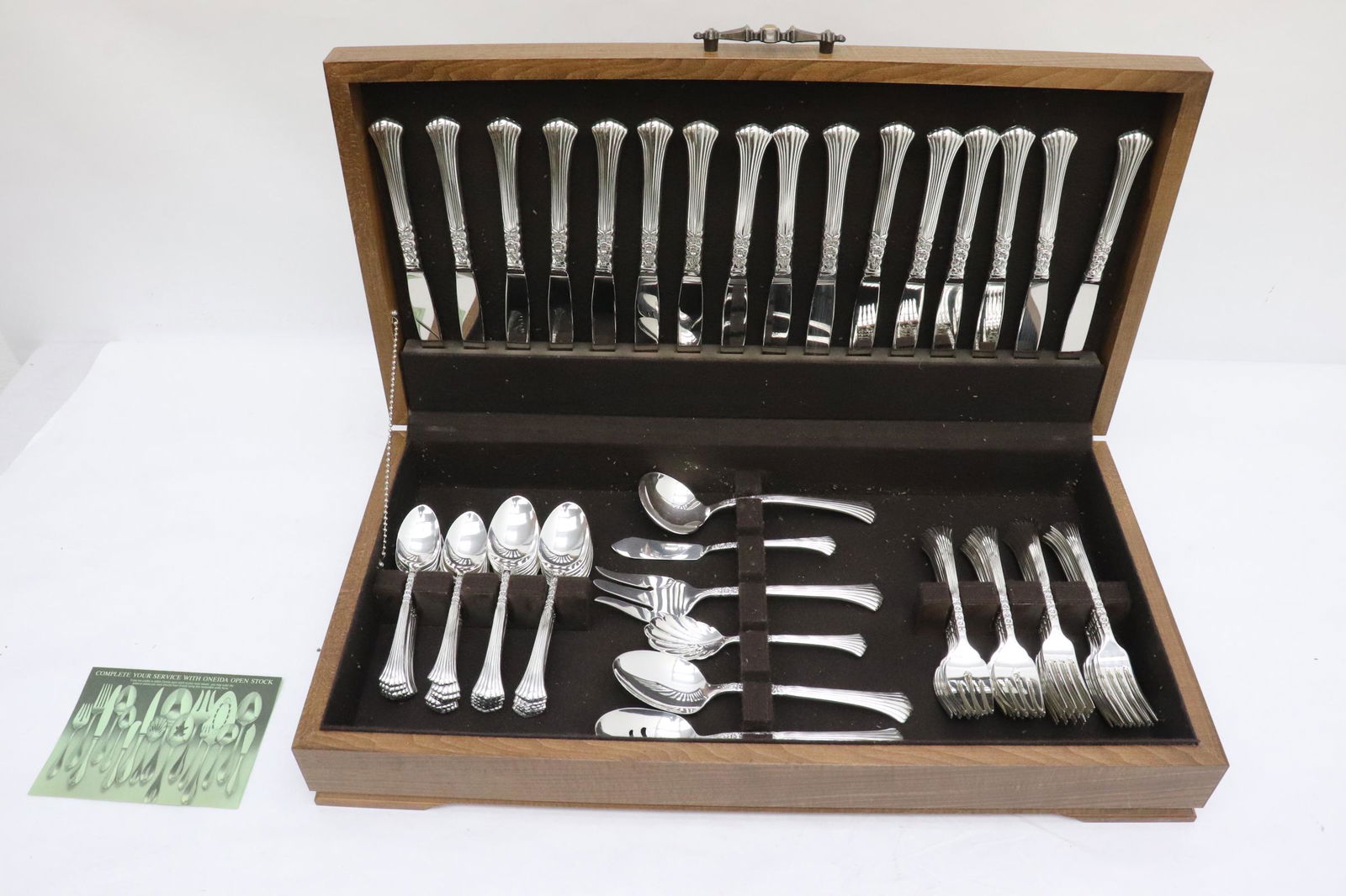 Serving for 16 Oneida silverplate dinner set (1 of 14)