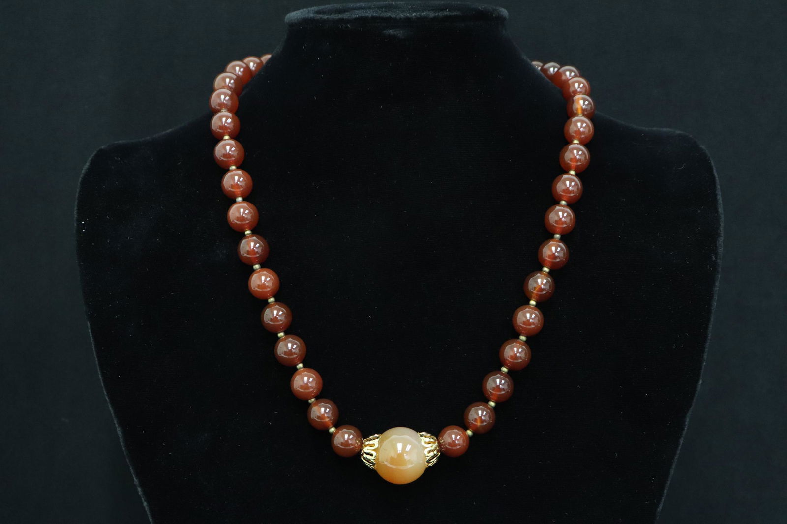 An agate stone bead necklace (1 of 11)