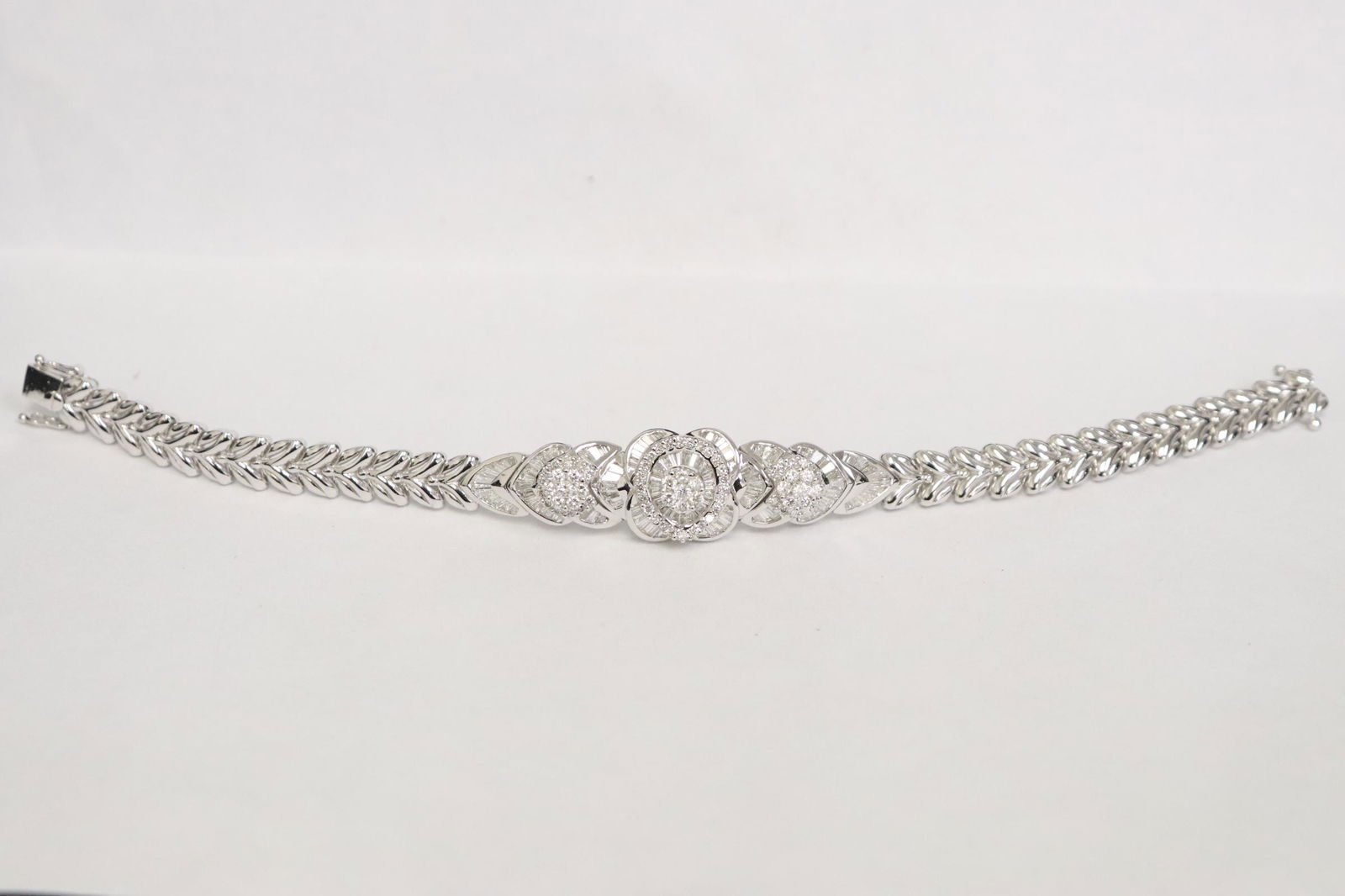 14 - 18K W/G diamond bracelet (1 of 11)