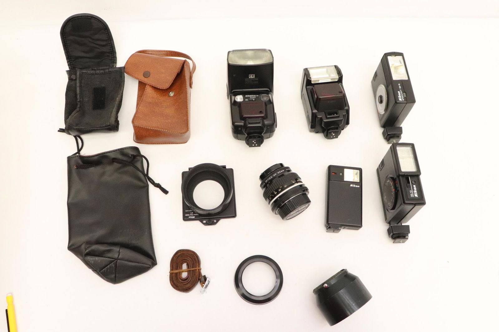 4 Nikon flashlight accessories, and a Nikon lense: 4 Nikon flashlight accessories, and a Nikon lense (missing parts)