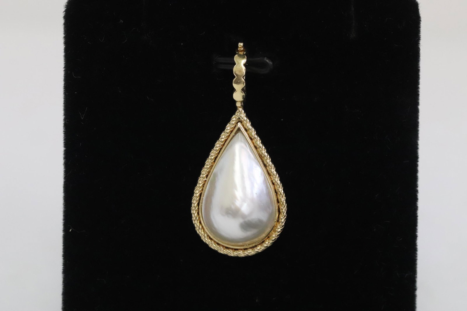 A 14K Y/G Mabe pearl pendant (1 of 8)