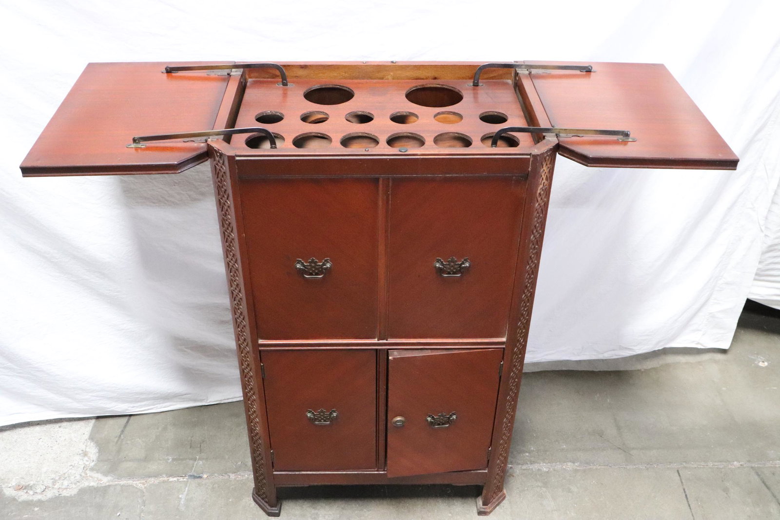 Fine mahogany wine bar: Fine mahogany wine bar, 36.13"Hx22.3"x15.4"