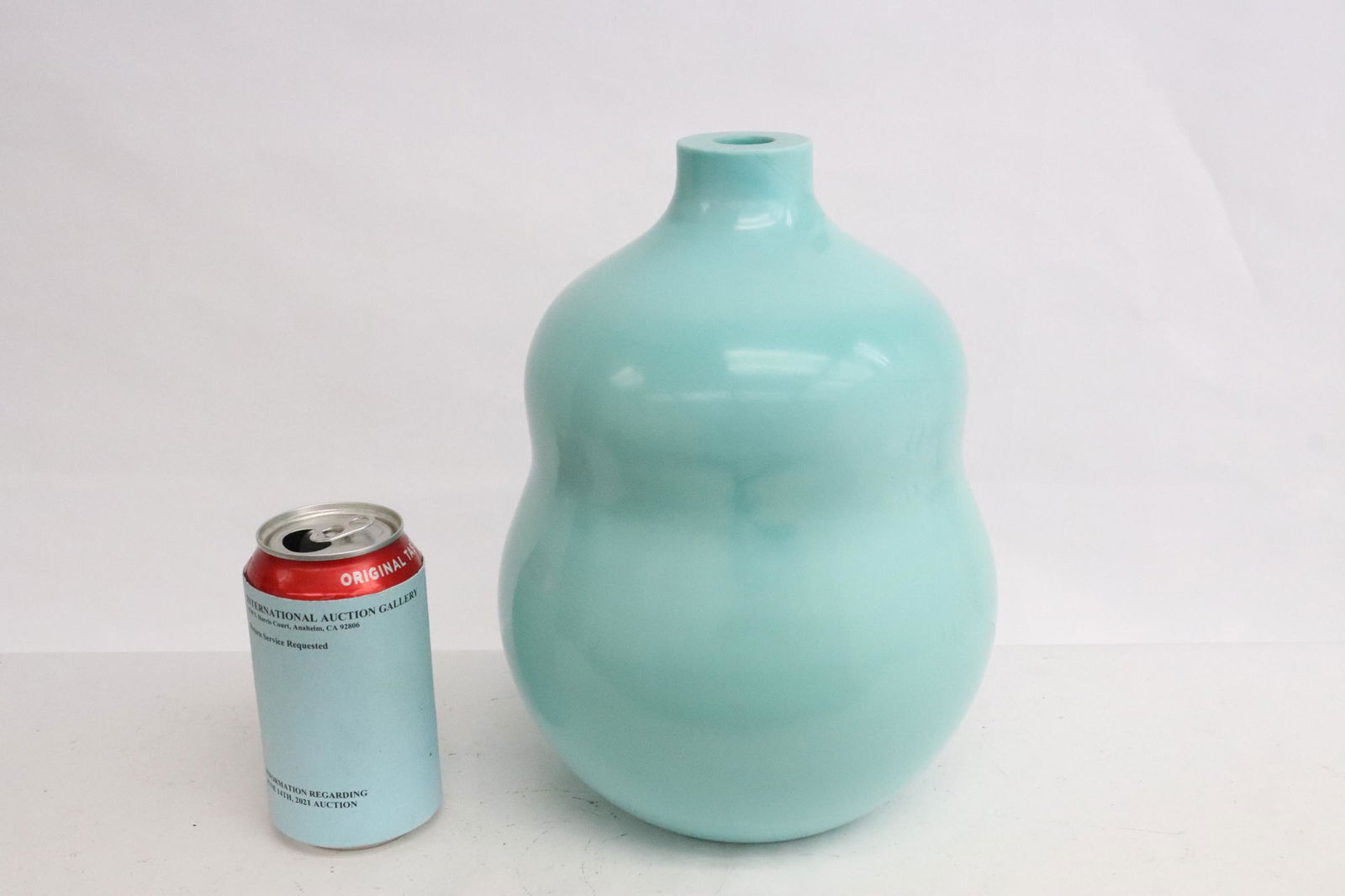 A turquoise Peking glass vase by Robert Kuo: A beautiful turquoise gourd shape Peking glass vase by Robert Kuo, 10.25"Hx7.35"dia