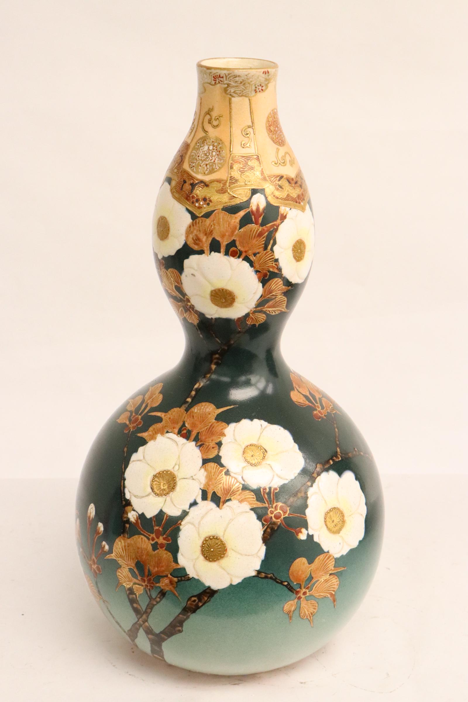 Antique Japanese kutani vase: Antique Japanese kutani vase, 11.85"Hx6.5"x5.75"