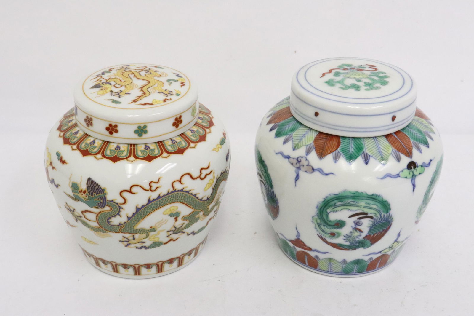 2 small wucai porcelain covered jars (1 of 11)