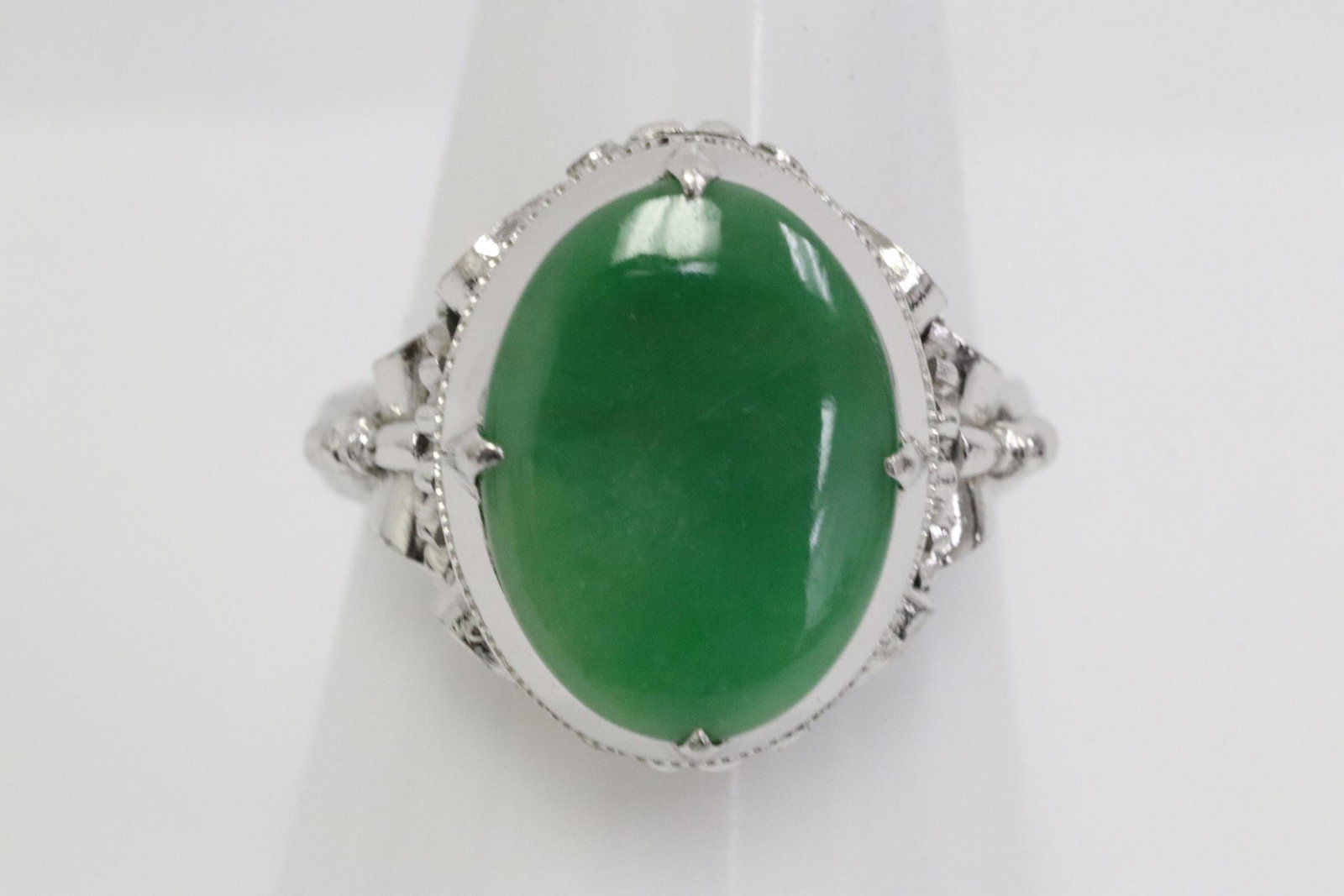 A 10K W/G jadeite ring (1 of 9)