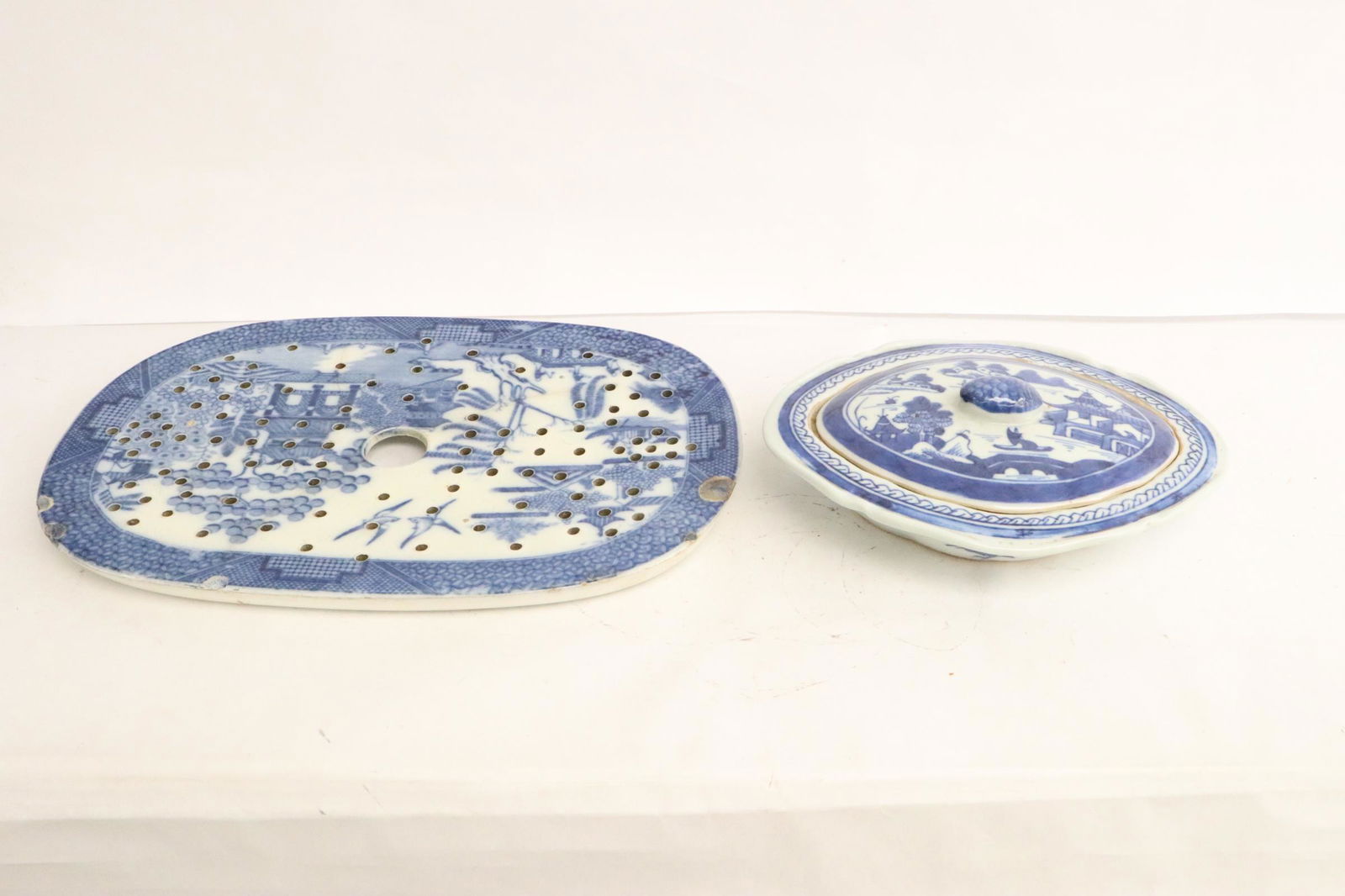 Chinese antique export b&w covered bowl, & a plaque (1 of 11)