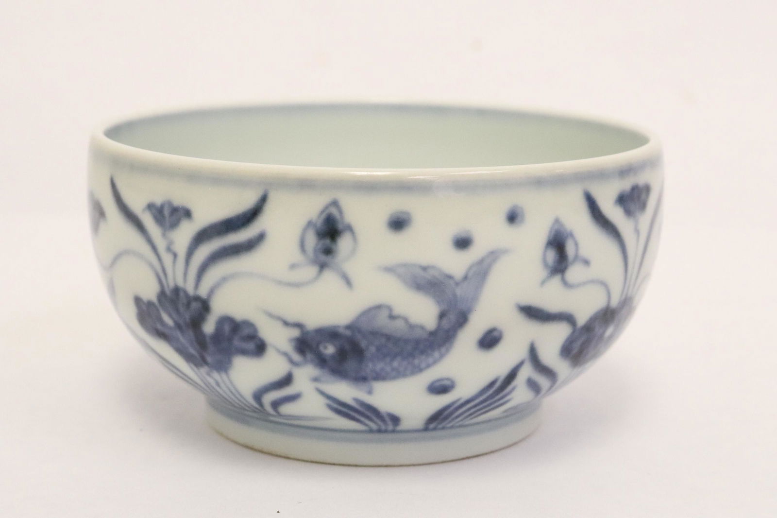 Blue and white porcelain tea cup: Blue and white porcelain tea cup, 2"Hx3.8"dia