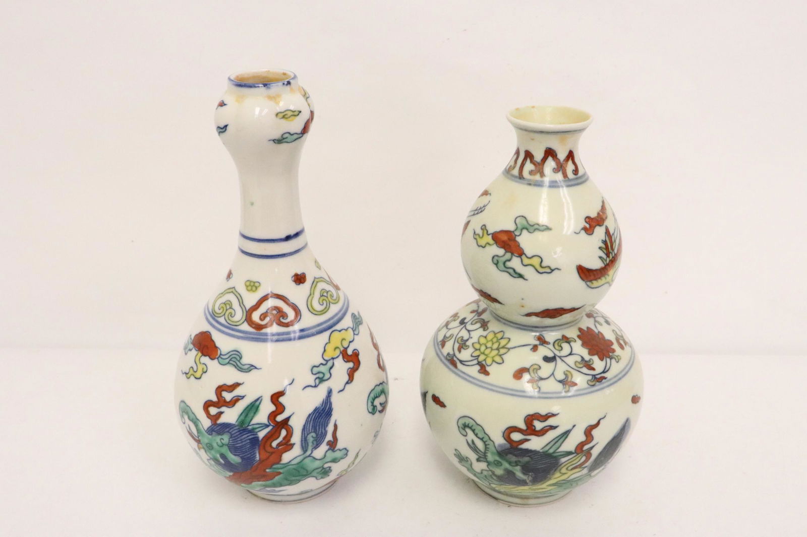 2 wucai porcelain vases (1 of 11)