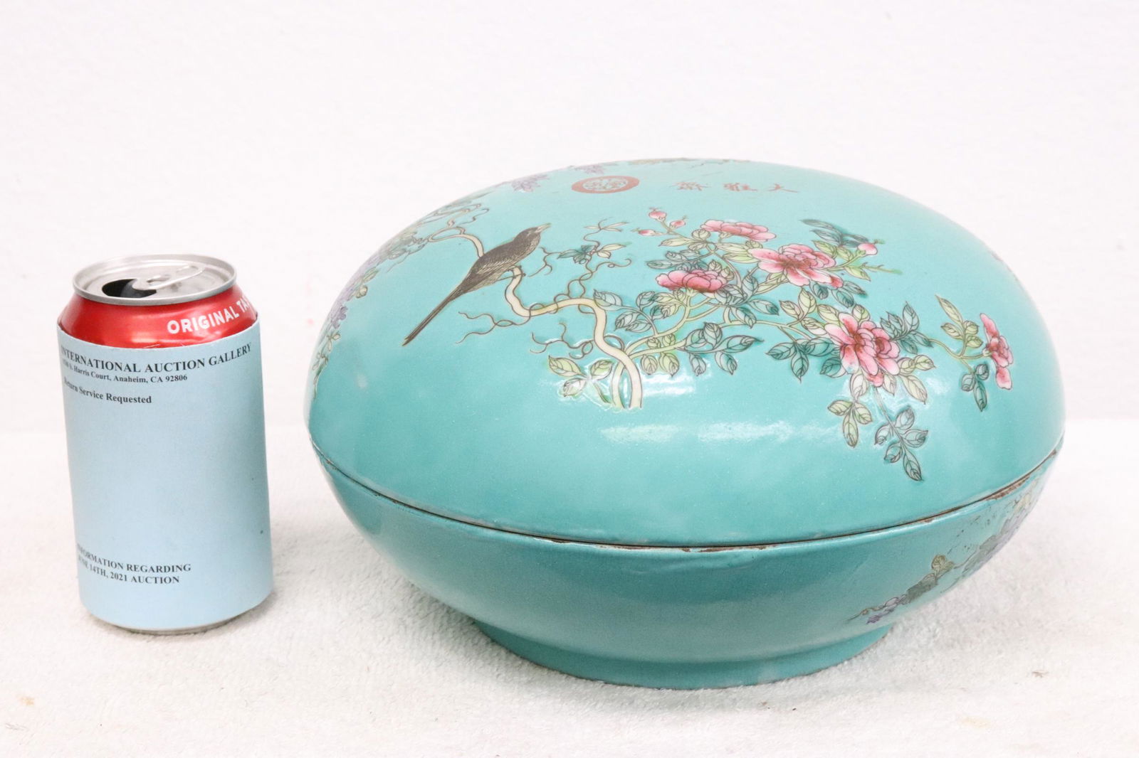 Large Chinese famille rose porcelain covered box (1 of 11)