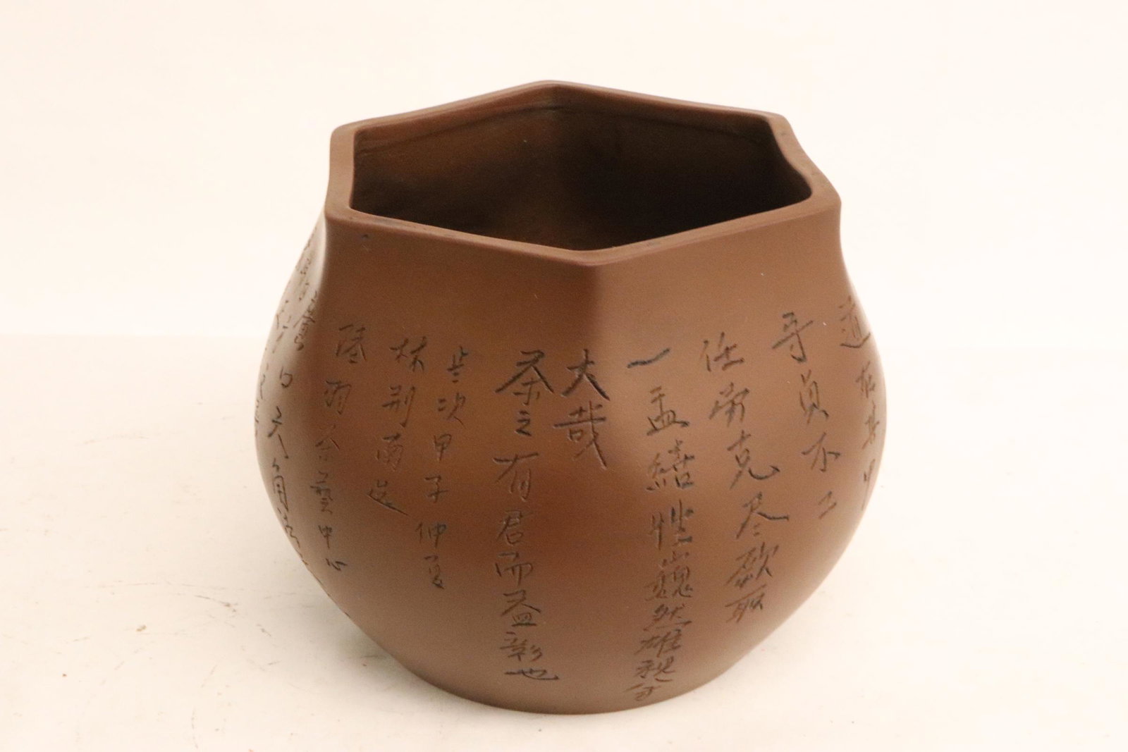 Chinese vintage Yixing hexagonal brush wash: Fine Chinese vintage Yixing hexagonal brush wash with calligraphy, 4.5"x5.7"dia