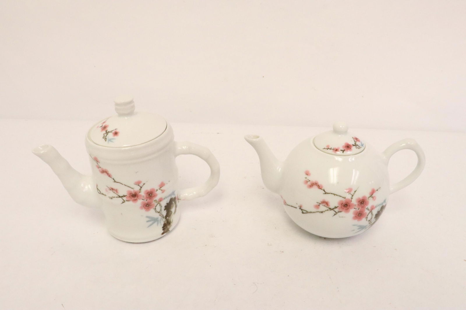 2 wucai porcelain teapots (1 of 11)