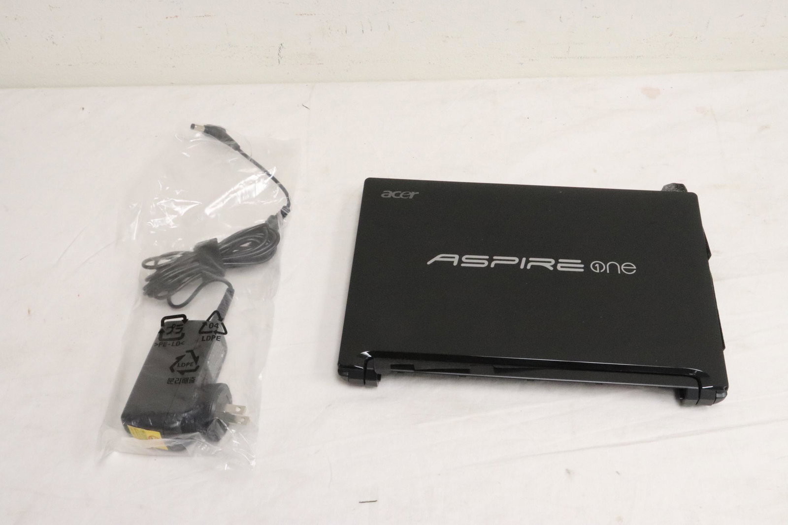 Acer Aspire One laptop computer (1 of 9)