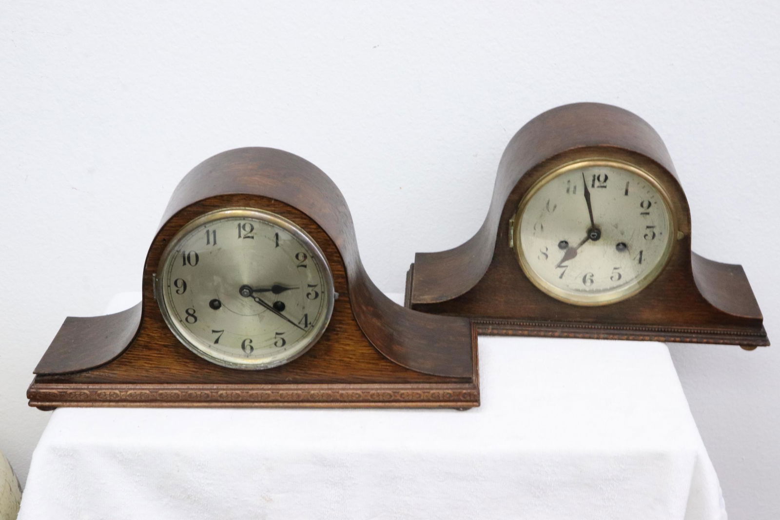 2 vintage keywind mantel clocks (1 of 10)