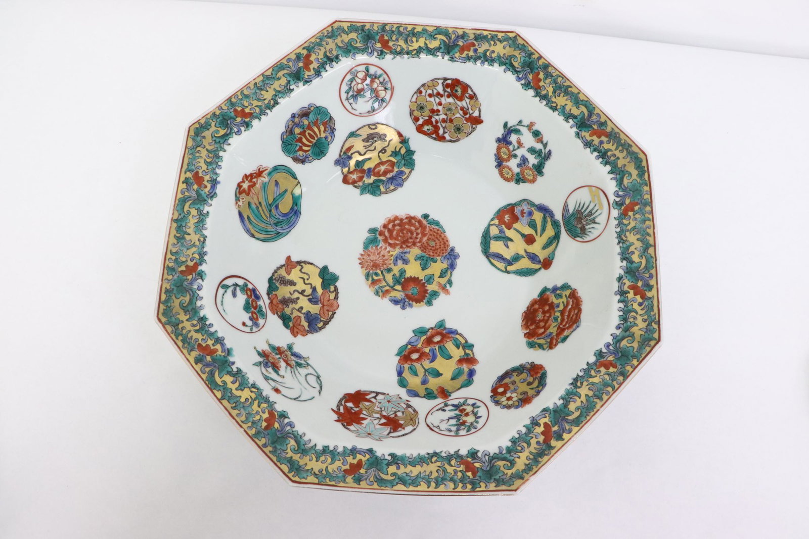 antique Japanese imari octagonal porcelain bowl: Fine antique Japanese imari octagonal porcelain bowl, 3.9"x12.8"x12.8"