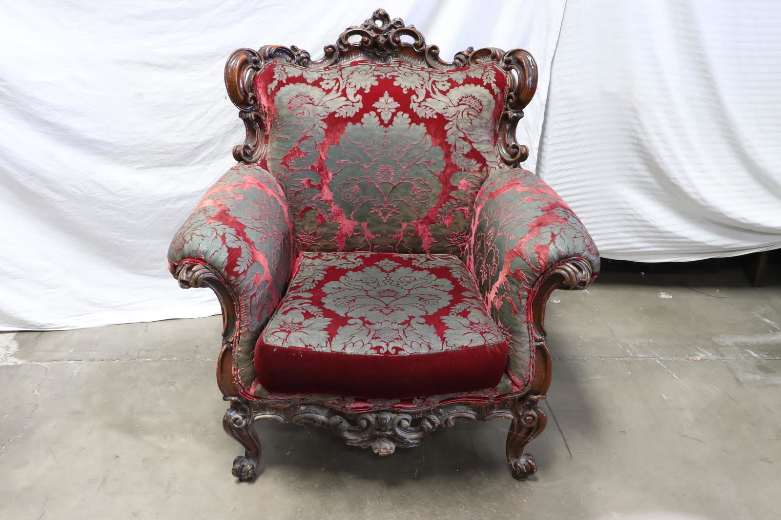 A beautiful European walnut carved armchairs: A beautiful European walnut carved armchairs, 38.5"x37"x36"