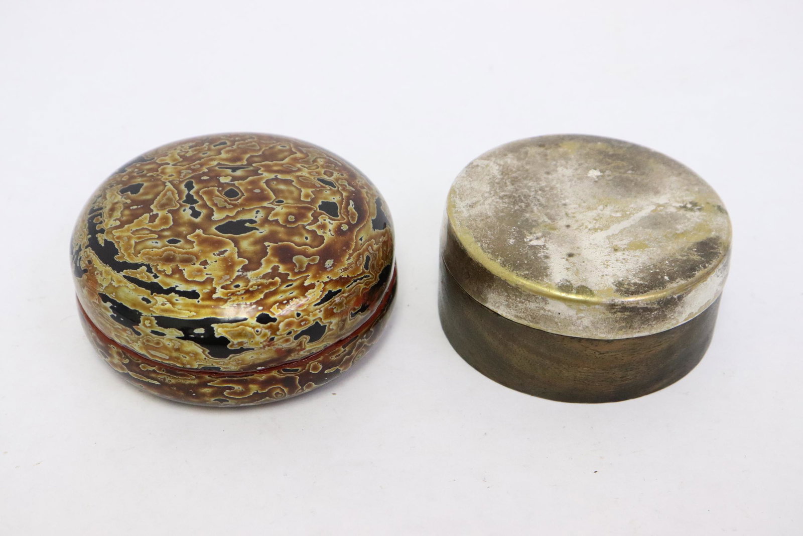 2 ink boxes: 2 ink boxes, 1.25"x2.6"dia, 1.4"x3"dia