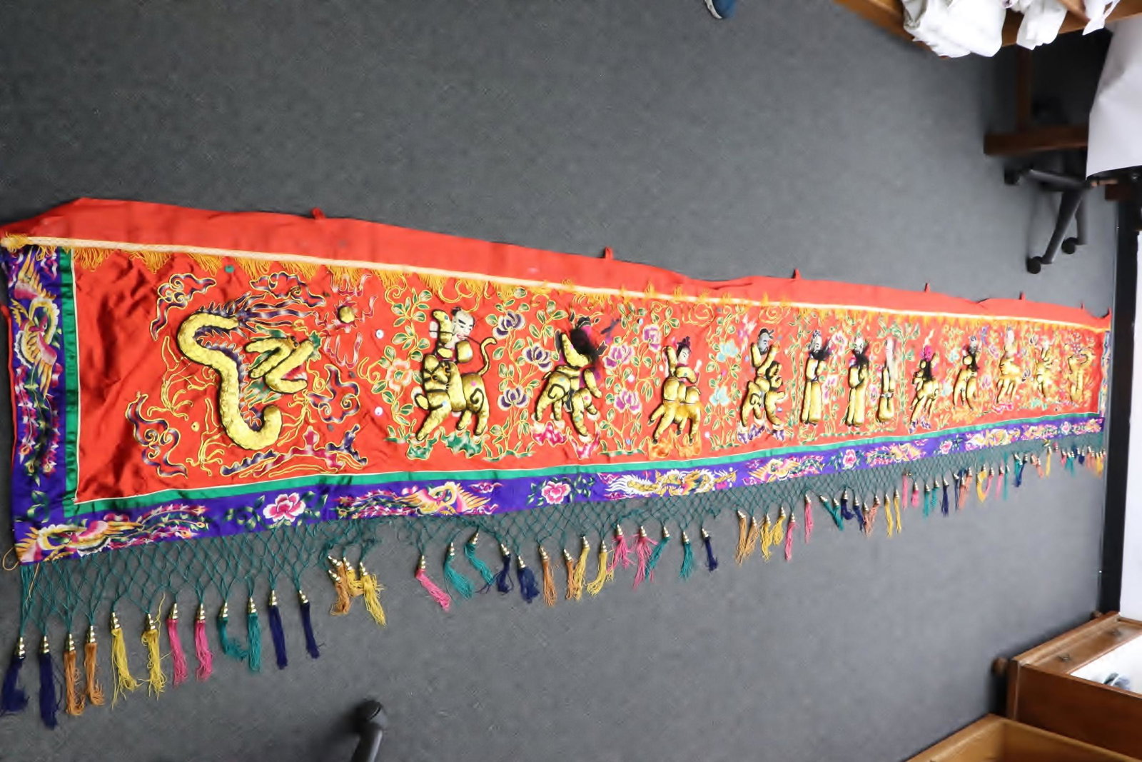 Chinese embroidery robe: Chinese embroidery robe, 178.5"x31.2"