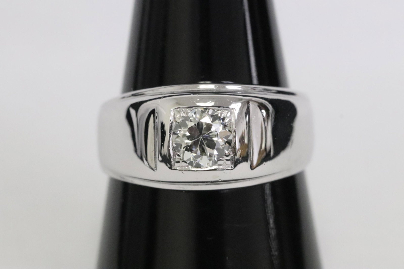 14K W/G diamond ring: Beautiful 14K W/G diamond ring, center a gem quality diamond wt. approx. 0.55ct in VS/VVS, G/H quality, wt. 5.5gm, size 8.5