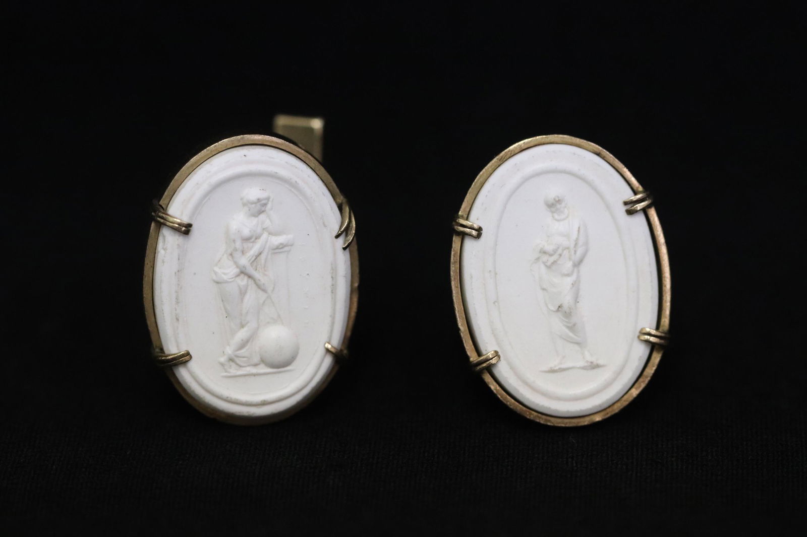 Pair 14K Y/G cufflinks with bisque cameo: Pair 14K Y/G cufflinks (1"x0.75") set with bisque cameo with figure, wt. 23.5gm