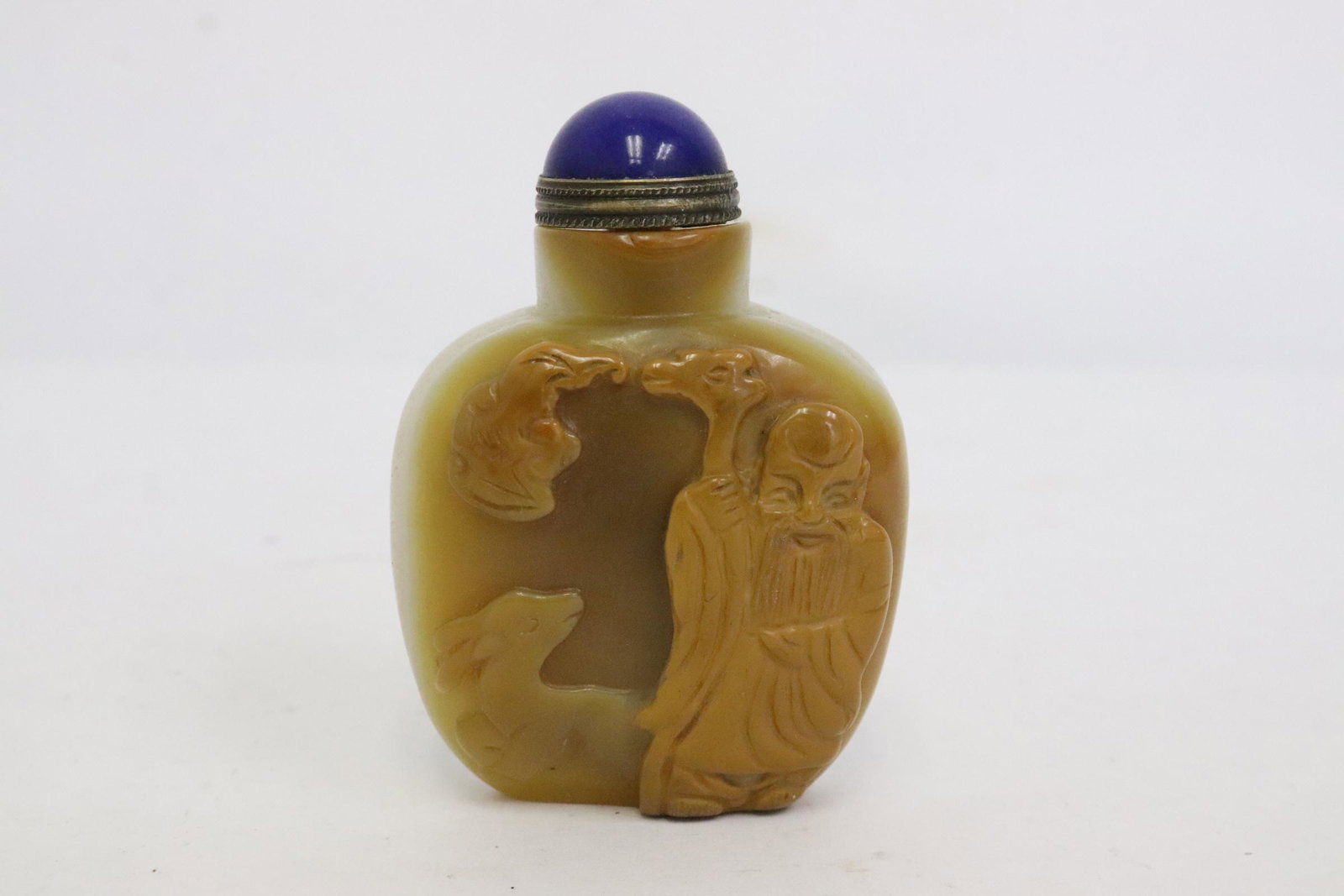 A fine agate carved snuff bottle: A fine agate carved snuff bottle, 2.6"x1.9"x1"