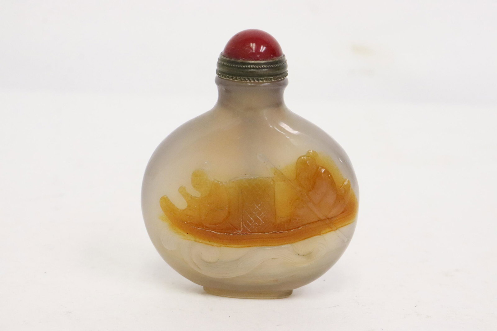 A fine agate carved snuff bottle: A fine agate carved snuff bottle, 2.4"x2.9"x0.5"