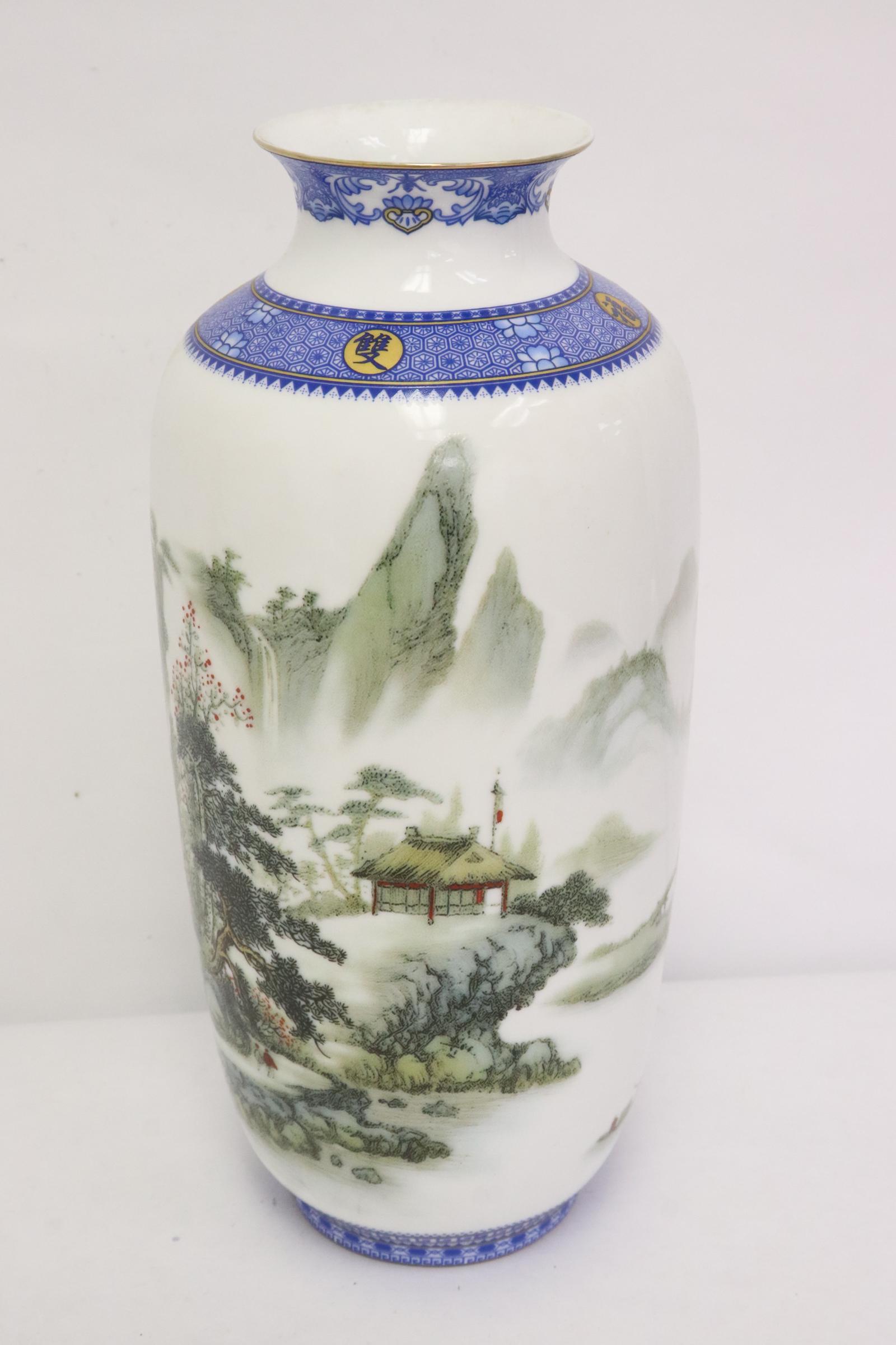 Fine Chinese famille rose porcelain vase: Fine Chinese famille rose porcelain vase, 9.8"x4.7"dia