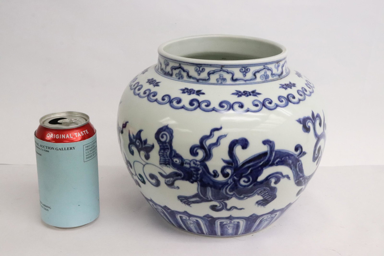 Fine Chinese blue and white porcelain jar (1 of 10)