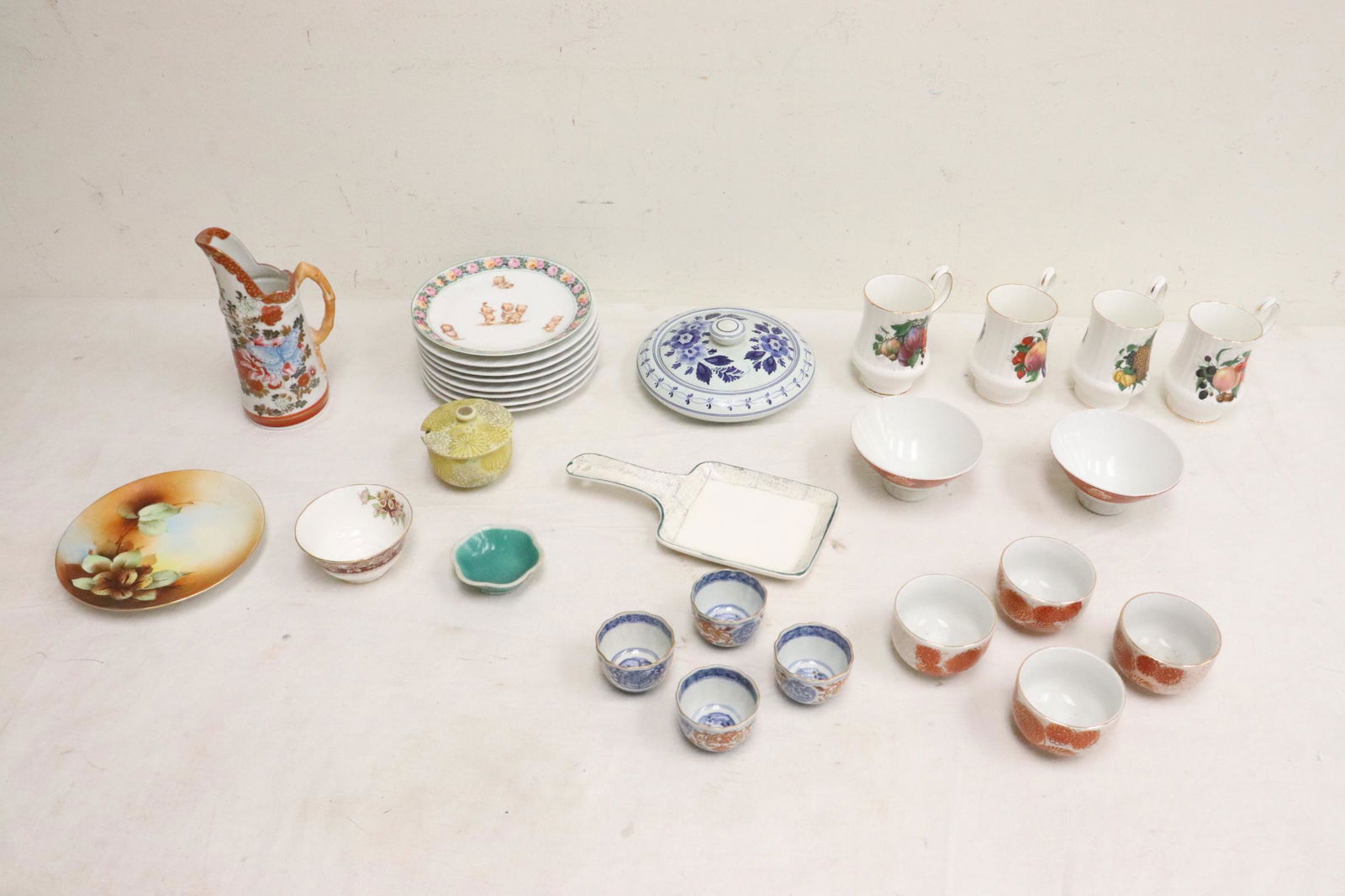 Lot of misc. porcelain pieces (1 of 10)