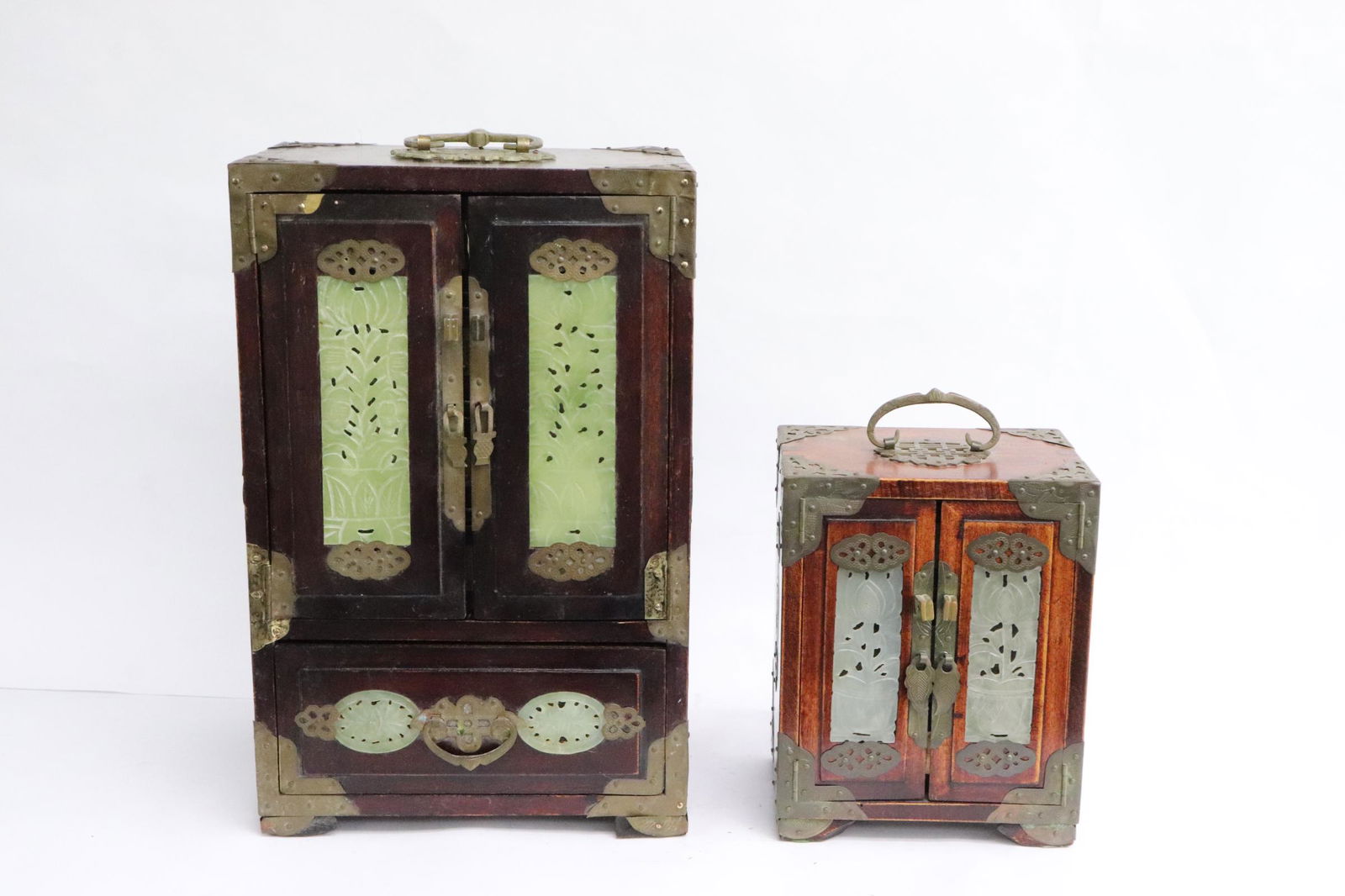 2 Chinese jewelry boxes with jade inset (1 of 12)