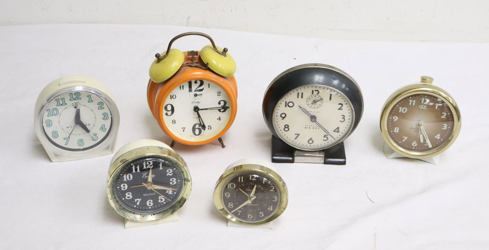 6 vintage alarm clocks, condition unknown (1 of 8)