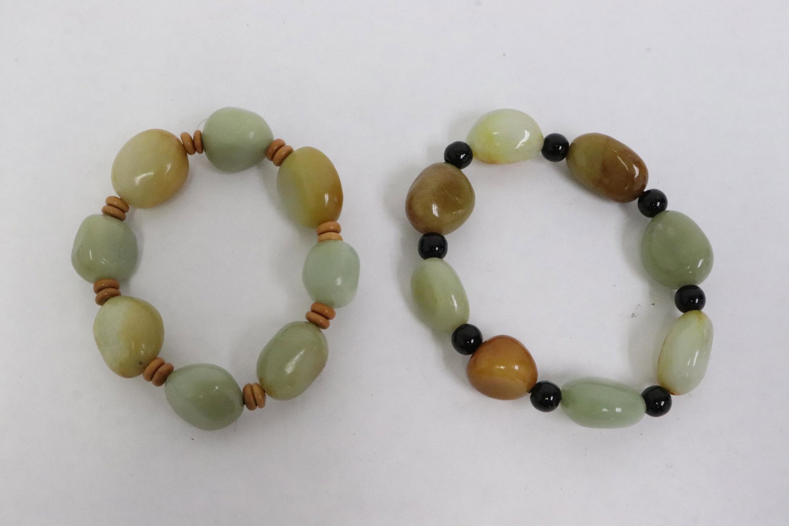 2 Chinese jade bead bracelets (1 of 10)