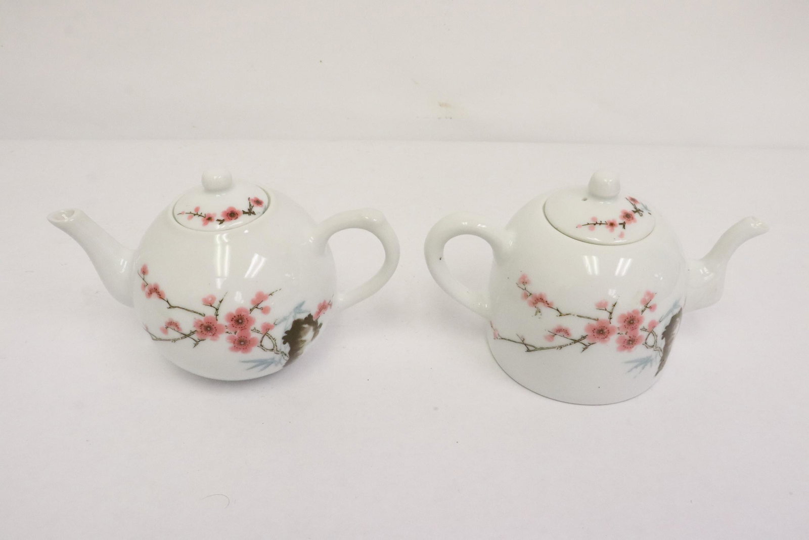 2 Chinese wucai porcelain teapots (1 of 10)