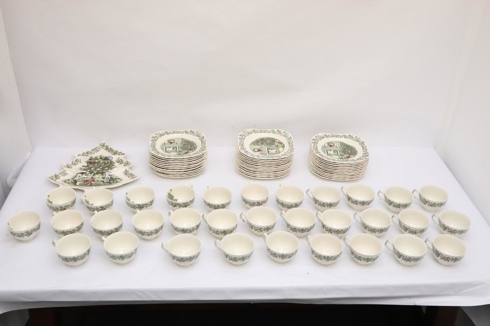 Set of Johnson Bros. Christmas china set: Set of Johnson Bros. Christmas china set