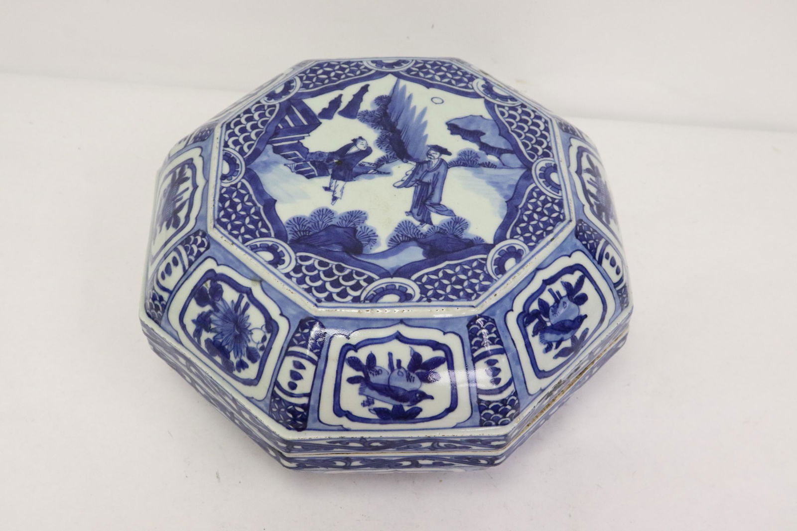 Chinese large porcelain covered bowl, Wanli period (1 of 10)