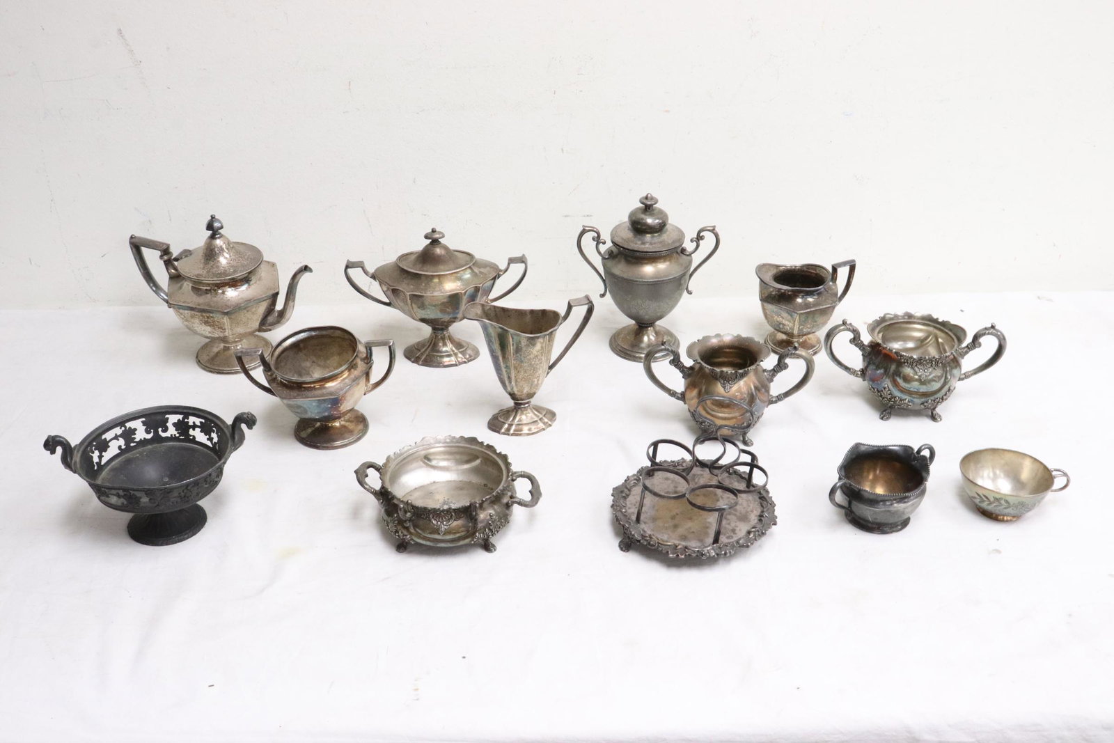 Lot of misc. silverplate tea and coffee service pieces: Lot of misc. silverplate tea and coffee service pieces
