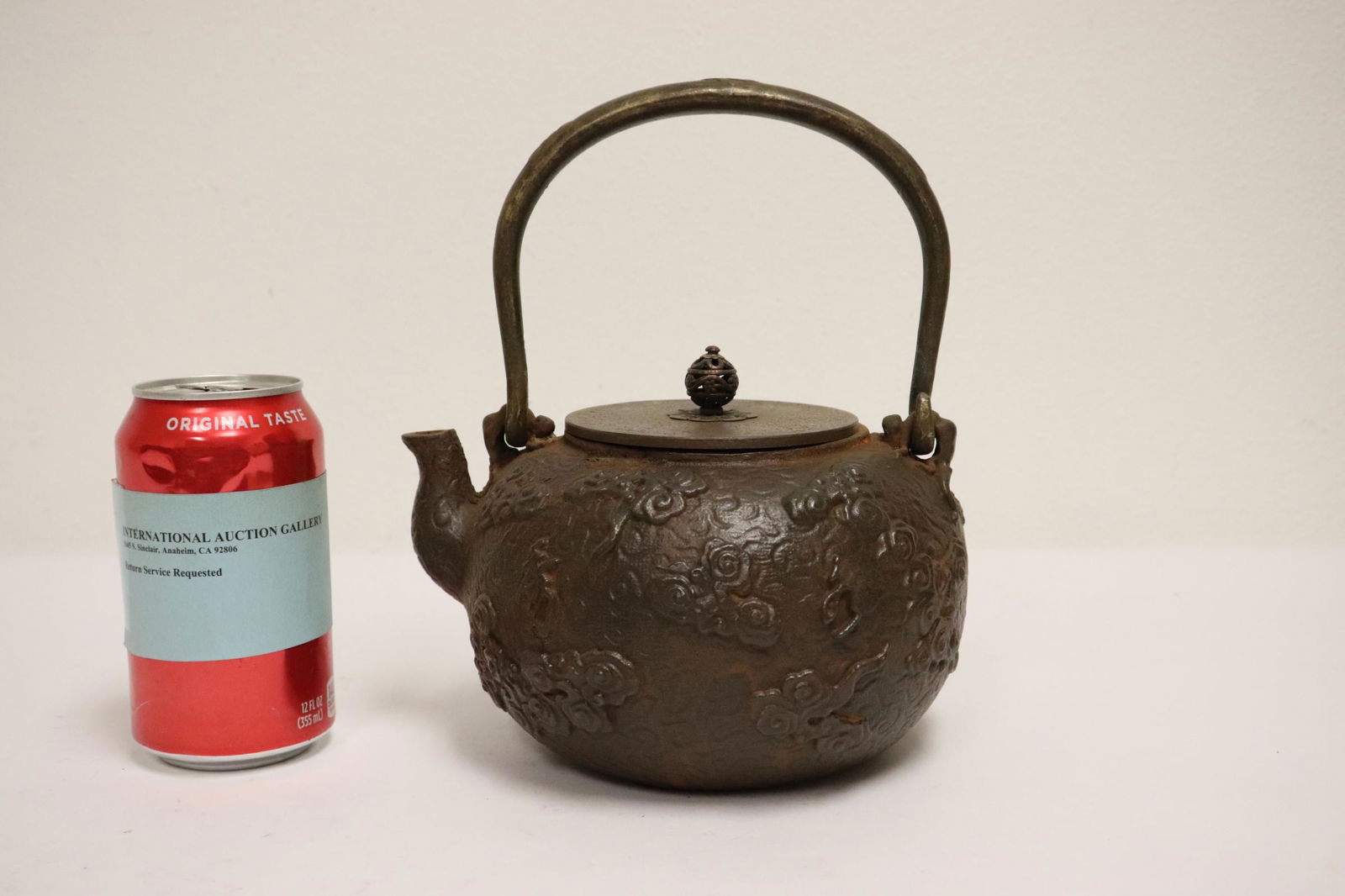 Chinese cast iron teapot: Chinese cast iron teapot, 8.7"x7.5"x6.5"