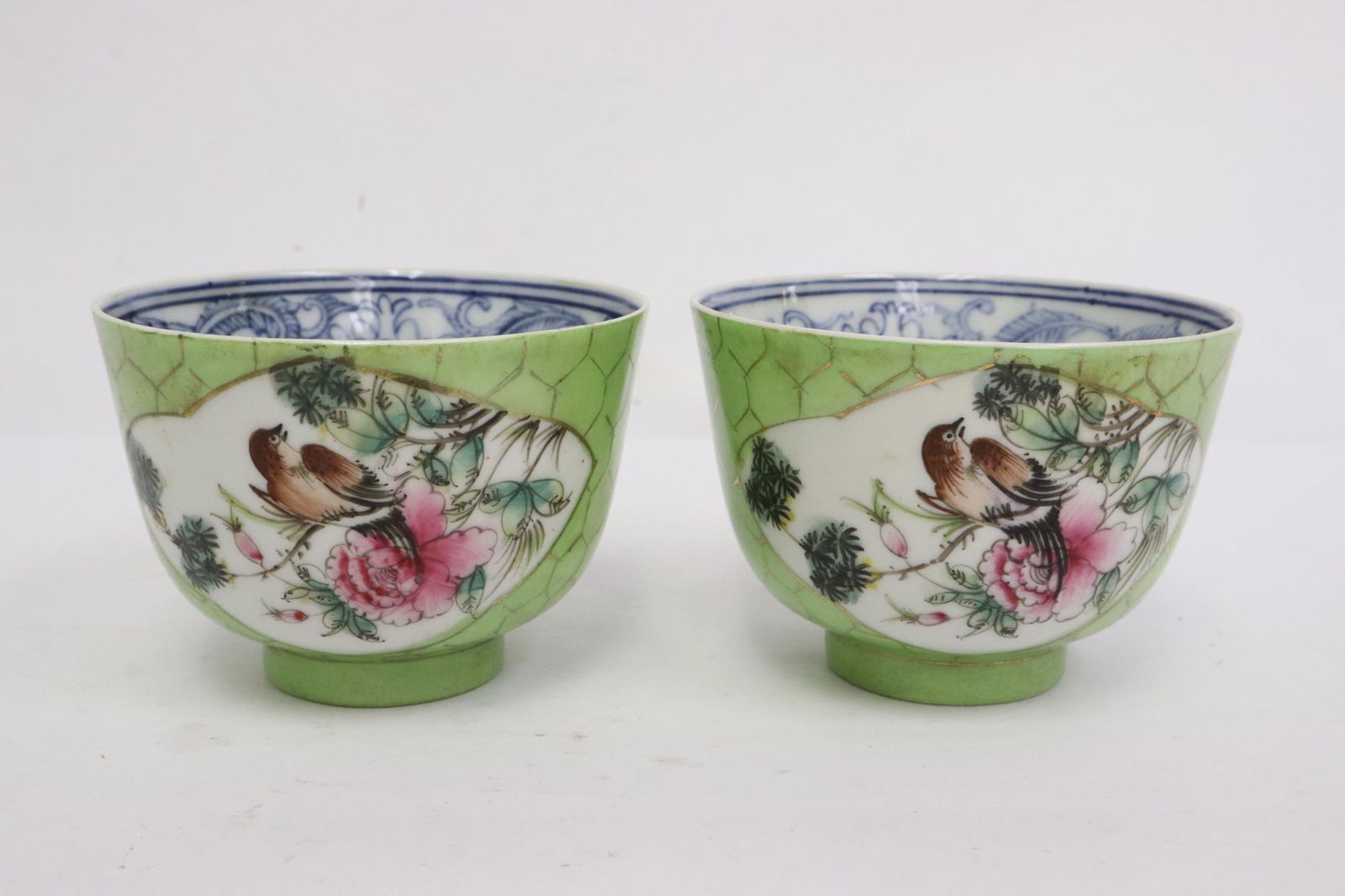 Pair Chinese wucai porcelain tea cups: Pair Chinese wucai porcelain tea cups, 2.3"x3.3"dia