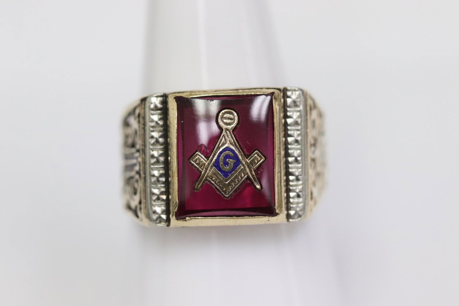 A beautiful 10K Masonic ring (1 of 9)