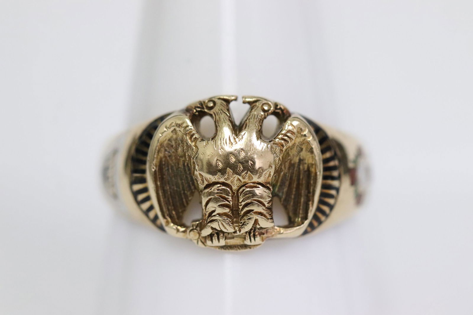 A 14K Y/G Masonic ring (1 of 9)