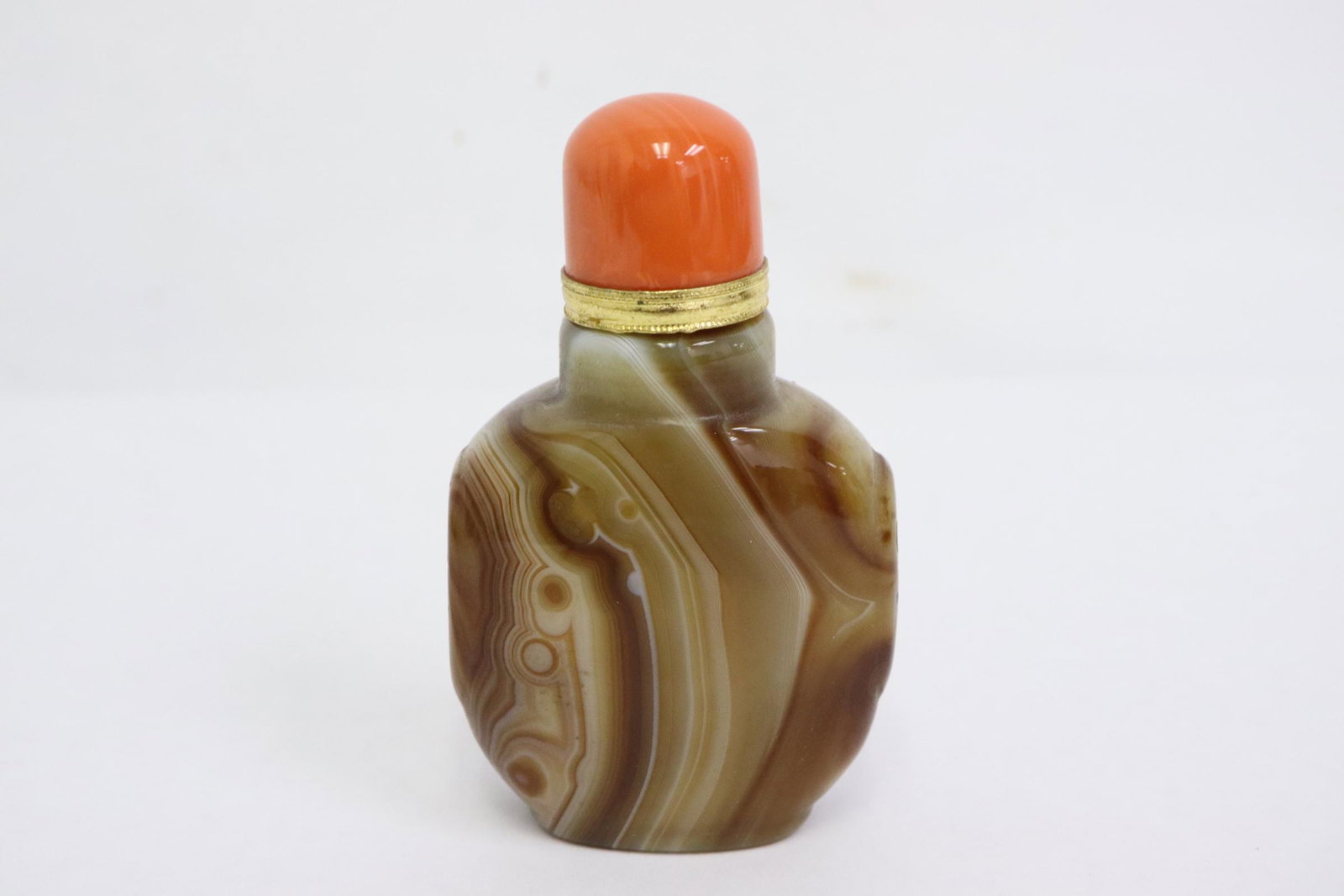 An agate snuff bottle: An agate snuff bottle, 3.5"x2.2"x1.3"