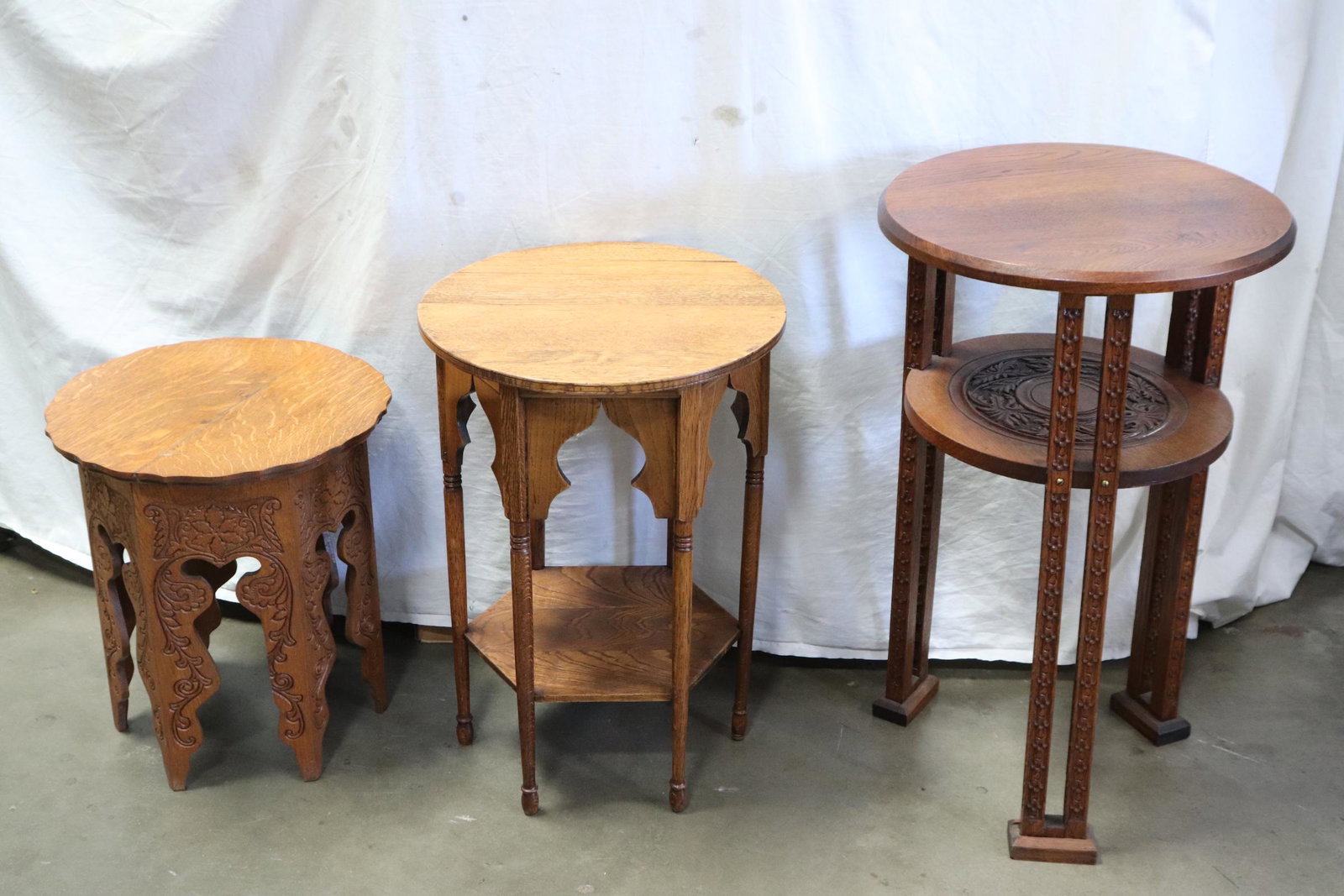 3 fine Victorian round parlor table/ stand (1 of 10)