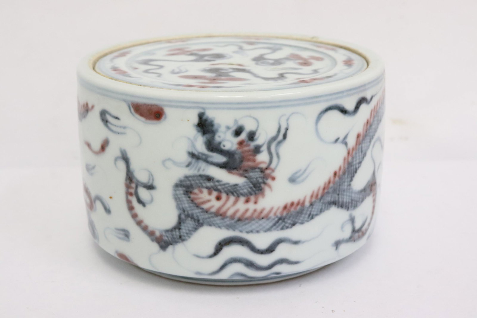 Chinese wucai porcelain covered box (1 of 9)