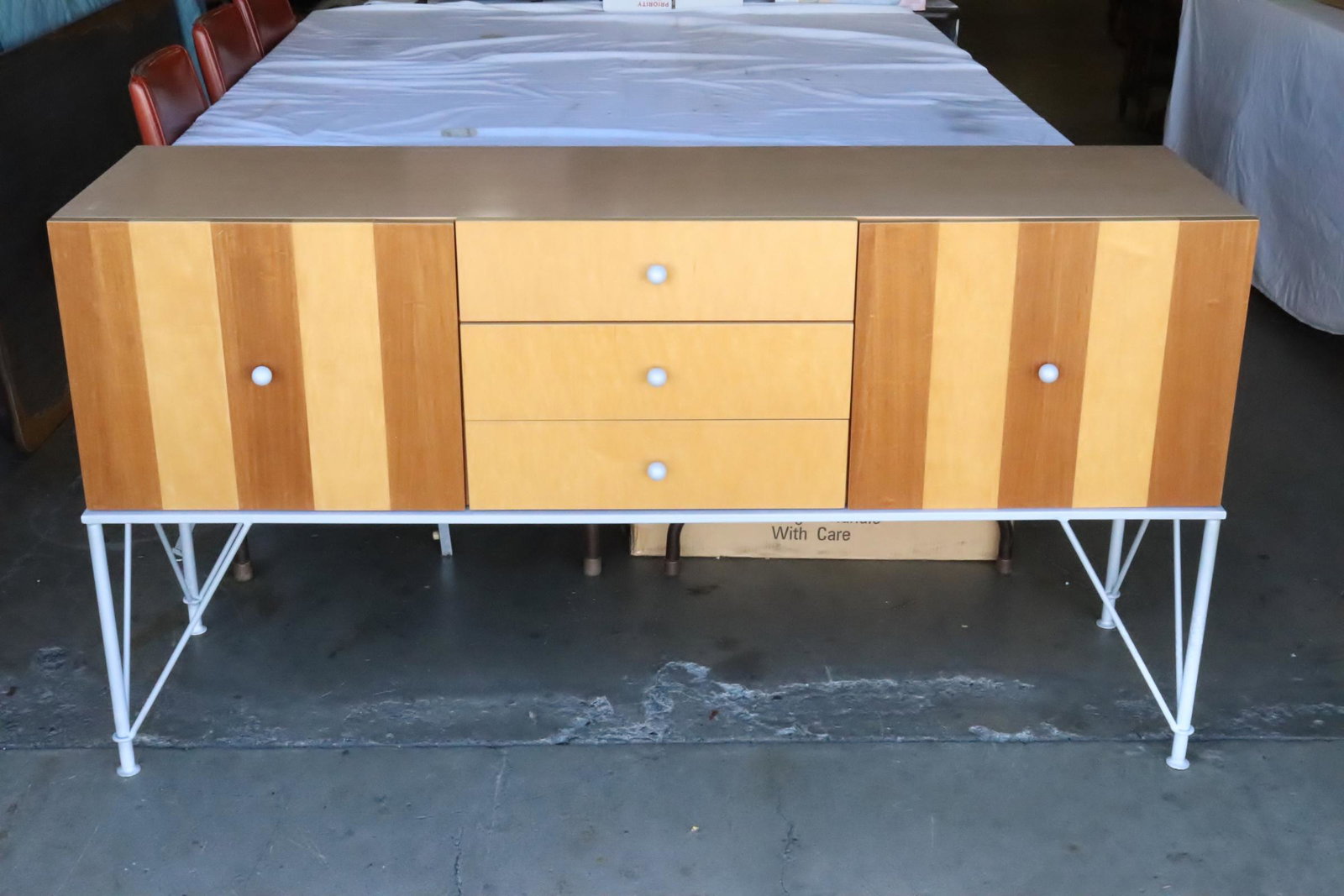A beautiful modern sideboard: A beautiful modern sideboard, 31.8"x60"x16.6"