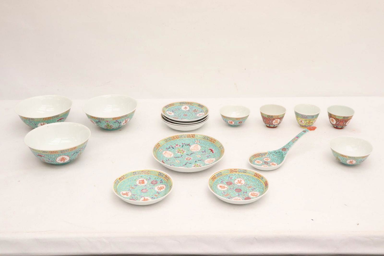 Chinese partial set of dinner services (1 of 10)